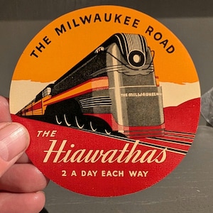 NOS 1940s origineel Milwaukee Road The Hiawathas gegomd stickerbord - vintage treinsticker