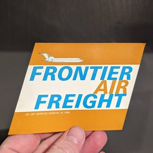 Etichetta gommata per trasporto aereo Frontier Airlines anni '60 - Vecchia e originale - Decalcomania vintage per viaggio o valigia