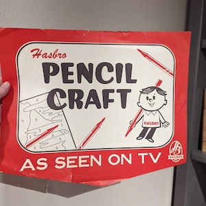 Original 1960er Jahre Hasbro Bleistift Handwerk Spielzeug Geschäft Poster - Alte Büroartikel