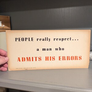 Enseigne originale vintage Un homme qui admet ses erreurs en carton des années 1950, 1953 Enseigne Bureau of Business Practice
