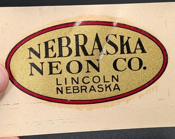 Calcomanía de transferencia al agua NOS de la década de 1930 de Nebraskan Neon Co. - Antigua y original - Calcomanía vintage de la compañía Meyercord, Lincoln, Nebraska