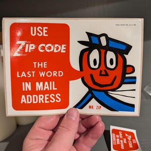 Adesivo de código postal Mr Zip dos Correios dos EUA, original da década de 1960 - Dois tamanhos à escolha - Original de época, 1963 e 1965