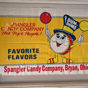 Grande placa de mercearia original Spangler Dum Dums dos anos 1970 e 80 - Banner de plástico vintage - Spangler Candy Co - Bryan Ohio