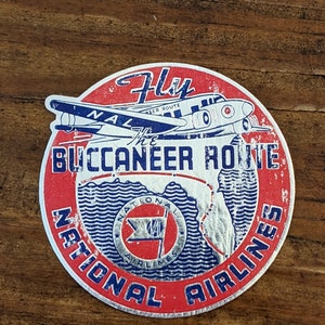 Etichetta gommata National Airlines anni '40 Buccaneer Route - Vecchia e originale - Decalcomania da viaggio o valigia vintage in rilievo