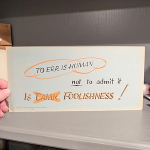 L'erreur est humaine originale, vintage - Enseigne en carton « Damn Foolishness » des années 1950, 1953 Bureau of Business Practice