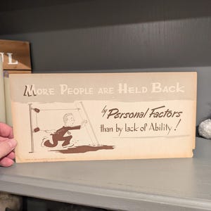 Enseigne vintage originale People Hold by Personal Factors en carton des années 1950, 1953 Bureau of Business Practice