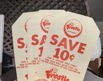 3 Stück Original Frostie Root Beer "Save 10 cents" 6er Pack Schilder - Alte & Original Flaschenhänger - NOS New Old Stock."