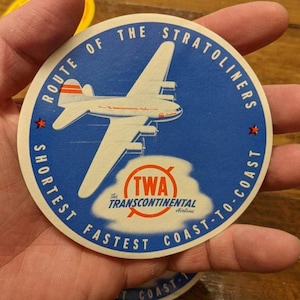 Etichetta gommata TWA Airlines degli anni '40, più veloce da costa a costa, vecchia e originale, decalcomania vintage per viaggio o valigia