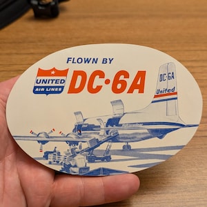 Etichetta gommata della United Airlines Coast to Coast DC-6A degli anni '50 - Vecchia e originale - Decalcomania vintage per viaggio o valigia