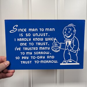 Tabliczka z tektury Trust and Unjust z lat 60. - znak sklepu naprawczego z lat 60. Oryginalny znak sklepowy