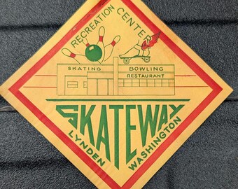 Pista de patinaje Skateway de la década de 1940, Lynden, Washington. Calcomanía usada para patinaje sobre ruedas - Antigua y original - Calcomanía vintage para viajes o maletas.
