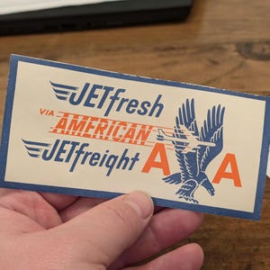Etichetta gommata per trasporto merci in aereo American Airlines degli anni '60 - Vecchia e originale - Decalcomania vintage per viaggio o valigia