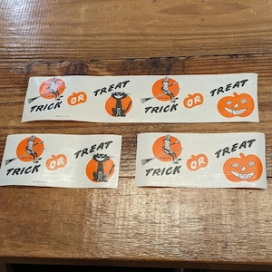 Cartello in carta cerata "Mr. Peanut Planters" degli anni '40, con mensola alta per arachidi, vecchio e originale cartello vintage "Dolcetto o scherzetto" di Halloween