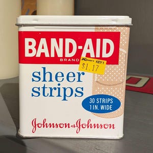 オリジナル ヴィンテージ 1980 年代 バンドエイド 透明プラスチックストリップ プレーンパッド バンドエイド 缶 - 空 ジョンソン＆ジョンソン 空