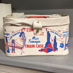 1950&#39;s Miss Teenager Train Case vintage vinyl travel case. - US landmarks