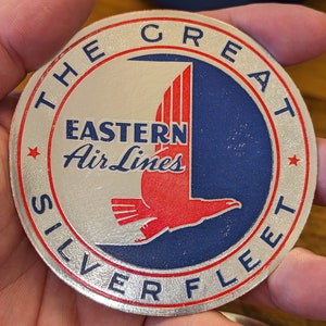 Etichetta gommata in lamina goffrata della flotta d'argento della Eastern Air Lines degli anni '40 - Vecchia e originale - Decalcomania da viaggio o valigia vintage