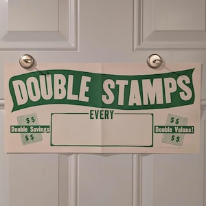 Original 50er Double Stamps Day Trading Stamps Today Schild - Vintage Schild POSTER - Vintage Kaufmannsladen Briefmarken