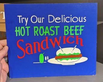 Letrero de cartón de supermercado con sándwich de rosbif caliente de los años 50, restaurante vintage