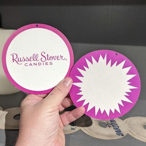 Letrero de cartón con precio de caramelos de Russell Stover de los años 1980 y 1990, letrero original de tienda de comestibles, decoración de cocina vintage