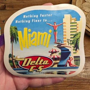 Etichetta gommata della Delta Airlines di Miami degli anni '50 - Vecchia e originale - Adesivo vintage da viaggio o valigia