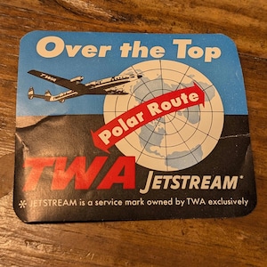 Etichetta gommata TWA Airlines Constellation Over the Top Polar Route degli anni '50 - Vecchia e originale - Decalcomania vintage da viaggio o valigia
