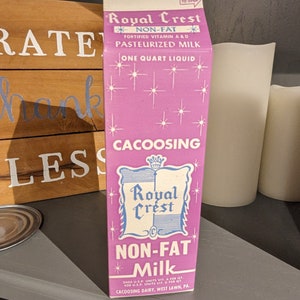 Carton ou récipient de lait Royal Crest Milk Cacoosing Dairy Company des années 1960 - West Lawn, Pennsylvanie - Version lavande - Lait écrémé