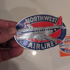 Etichetta gommata per posta aerea della Northwest Airlines degli anni '40 in rilievo - Vecchia e originale - Decalcomania da viaggio o valigia vintage