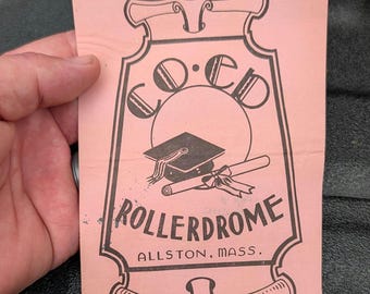 Calcomanía usada de patinaje sobre ruedas para patinaje mixto en el Rollerdome de Allston, Massachusetts, década de 1940 - Antigua y original - Calcomanía vintage para viajes o maletas