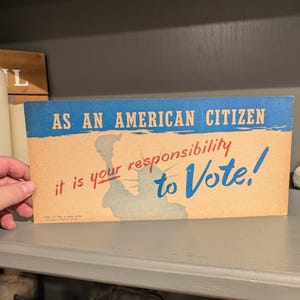 Letrero de cartón original de la década de 1950 con la responsabilidad de votar, de la Oficina de Prácticas Comerciales, 1953