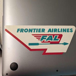 Etichetta gommata Frontier Airlines anni '50 - Vecchia e originale - Adesivo vintage da viaggio o valigia Rocky Mountain Empire