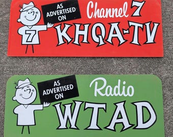 Cartel de precio original de los años 50 y 60 anunciado en el canal 7 KHQA-TV o en la radio WTAD - Doble cara - Elección de la tienda minorista Hannibal Quincy