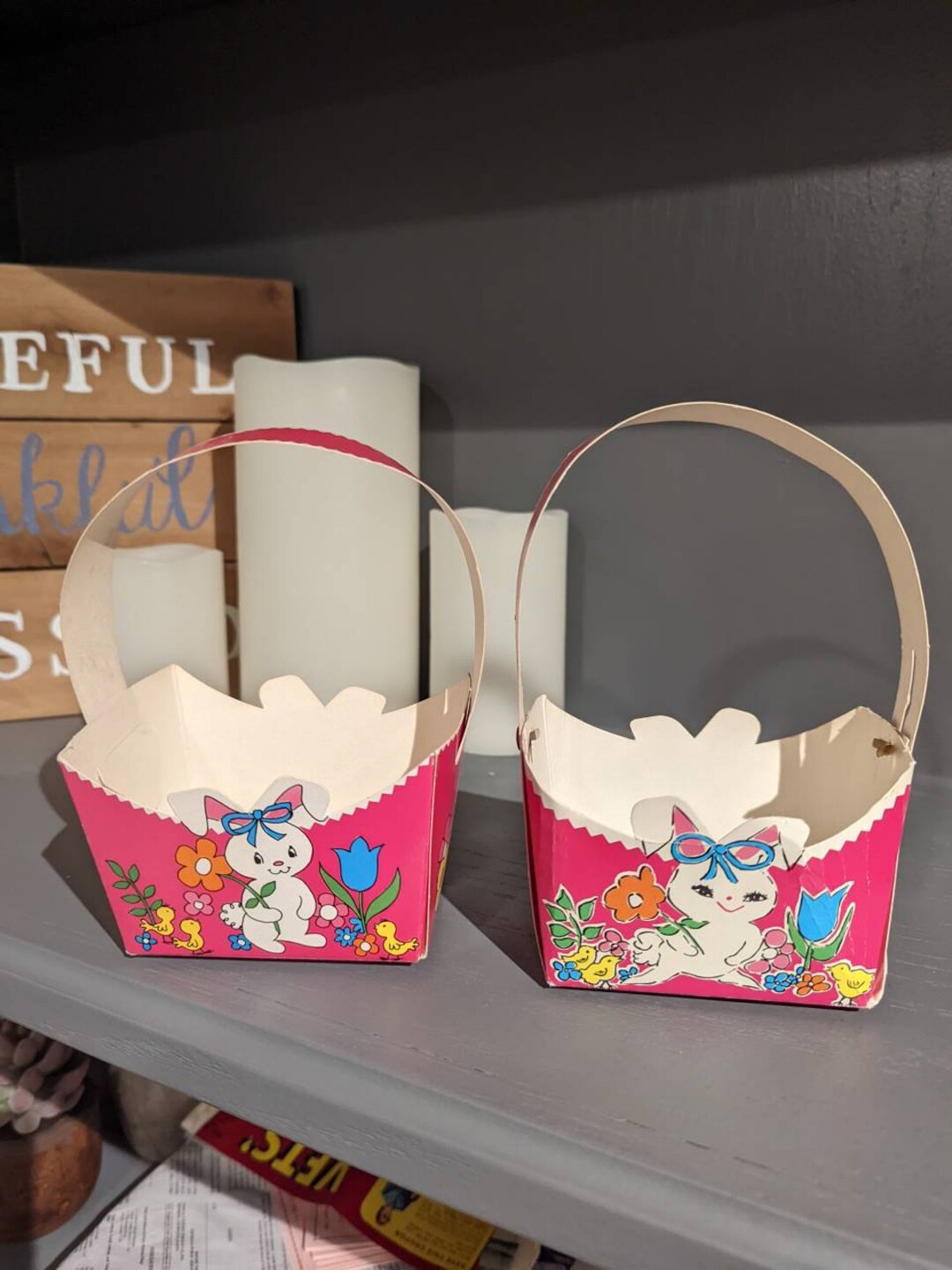 Dulces de Pascua Russell Stover de los años 1980 y 1990. Cestas de Pascua.  Exhibición. Letrero original de tienda de comestibles. Letrero de Pascua ..., image size:1080x1440