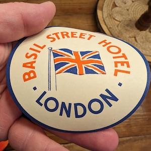 Etichetta gommata Basil Street Hotel degli anni '50 - Vecchia e originale - Decalcomania da viaggio o valigia vintage - Regno Unito - Londra