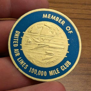 Etichetta in rilievo gommata United Airlines 100.000 Mile Club degli anni '40 - Vecchia e originale - Decalcomania vintage da viaggio o valigia