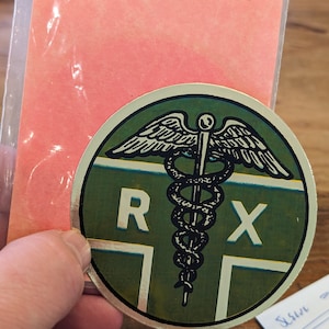 NOS anni '60 anni '70 RX farmacista decalcomania - vecchio e originale adesivo vintage da viaggio o valigia decalcomania fustellata - marchio Embla Crest