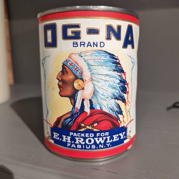 Etichetta della lattina di mais dolce OG-NA degli anni '20 sulla lattina Original Vintage, Rowley, Fabius, New York
