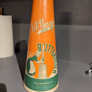 Contenedor de cartón encerado para leche de mantequilla de la cremería F.A. Nerogic Milk Creamery, década de 1940, de Salamonica, Nueva York