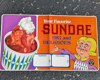 Può includere: Un cartello vintage che pubblicizza i sundae con un personaggio dei cartoni animati. Il cartello ha uno sfondo viola e arancione con il testo "Your Favorite SUNDAE BIG and DELICIOUS" e un personaggio dei cartoni animati con i baffi e una corona. Il cartello presenta anche un'immagine di un sundae in una tazza con panna montata e una ciliegia in cima.