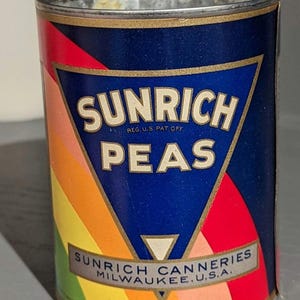Etiqueta de lata de guisantes Sunrich de 1928, década de 1920, lata arcoíris vintage original