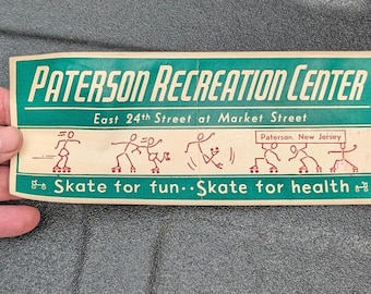 Centro Recreativo Patterson de la década de 1940, Patterson, Nueva Jersey. Calcomanía usada para patinaje sobre ruedas - Antigua y original - Calcomanía vintage para viajes o maletas.