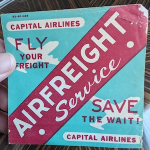Etichetta gommata per trasporto aereo della Capital Airlines degli anni '40 - Vecchia e originale - Decalcomania da viaggio o valigia vintage