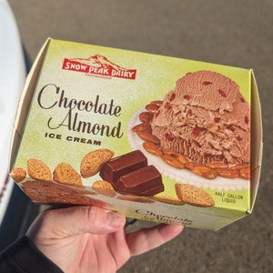 NOS 1960s Snow Peak Dairy Ice Cream Box - Czekolada Migdał - Albany, Oregon - Pół galona - Partia 1 - Wysyłane rozłożone