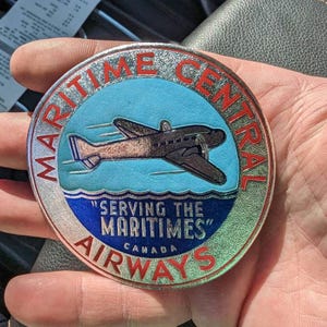 Etichetta in lamina goffrata gommata Maritime Central Airways Air Lines Canada degli anni '40 - Vecchia e originale - Decalcomania vintage da viaggio o valigia
