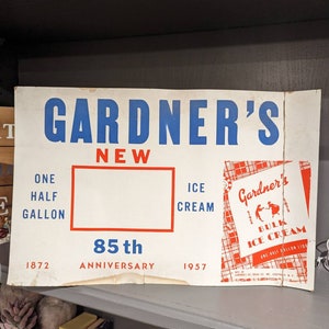 1957 Gardner's Ice Cream Cup Sign Poster Affiche vintage originale - Ancienne fontaine à soda en carton