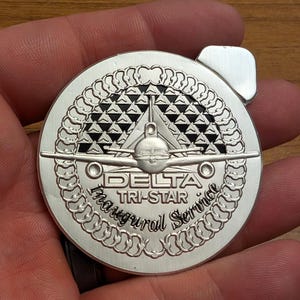 Etichetta adesiva in rilievo originale del servizio inaugurale del Lockheed Tri Star della Delta Airlines degli anni '70 - Decalcomania da viaggio o valigia vintage
