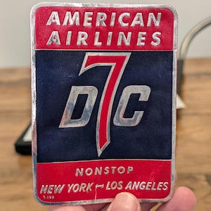 Etichetta gommata American Airlines DC7 degli anni '50 - Vecchia e originale in rilievo - Adesivo vintage da viaggio o valigia