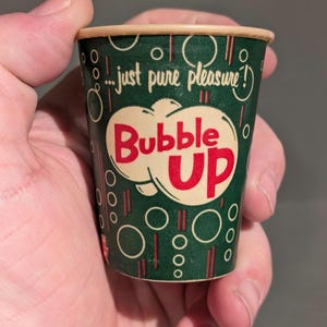 Copo de amostra de refrigerante de limão e lima Bubble Up da NOS 1950 - American Can Brand - Antigo e original
