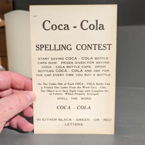1920er Jahre Coca-Cola-Buchstabenaufhänger - Alter & Original-Flaschenaufhänger - NOS New Old Stock