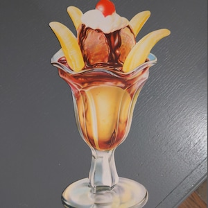 Großes 1940&#39;s Banana Split Eis Eisbecher Poster - Die Cut Soda Brunnen Schild - Alt. Kirsche oben