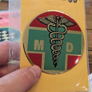 NOS 1960s 70s MD Medical Doctor Decal - Vecchio e originale adesivo Vintage da viaggio o valigia Decal Die Cut - Embla Crest Brand